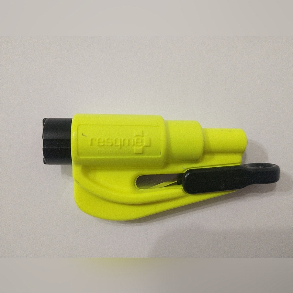 Emergency Keychain Car Escape Tool, Seatbelt Cutter/Window Breaker Neon